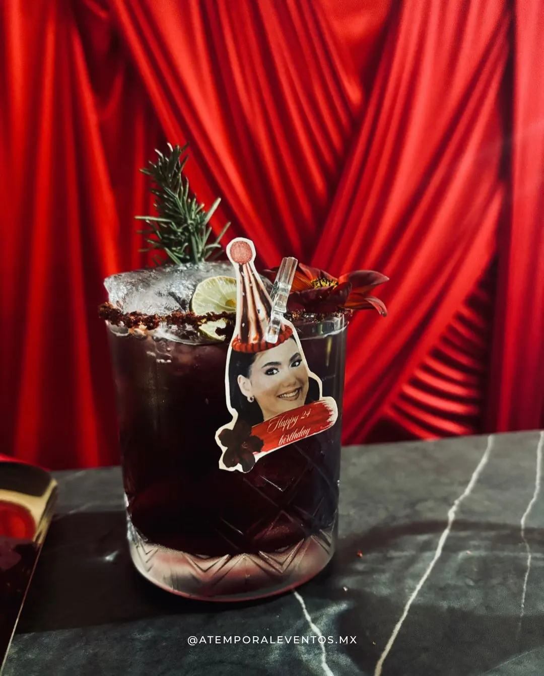 Coctel de la casa con romero y topper personalizado