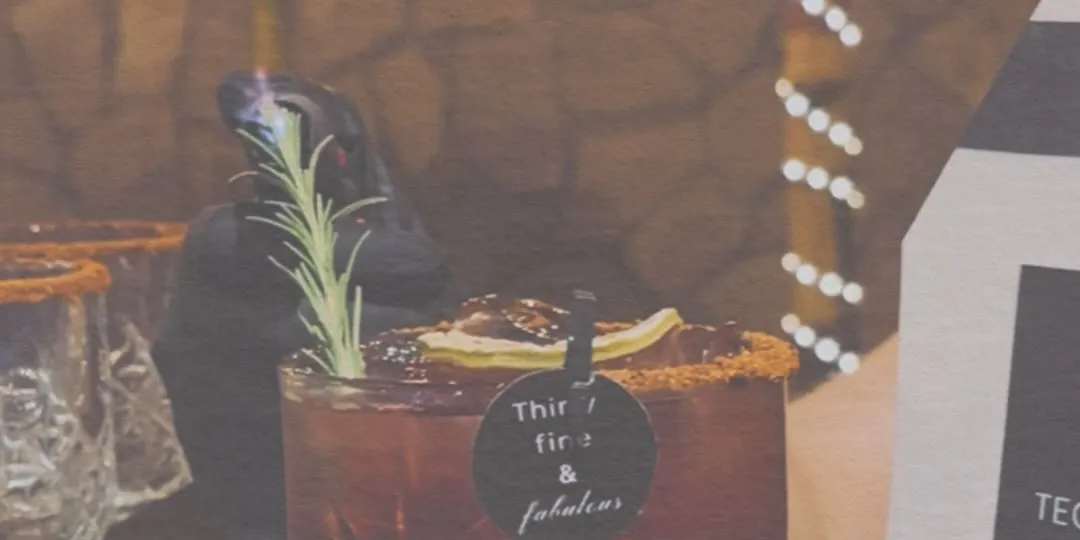 Coctel de mezcal con romero