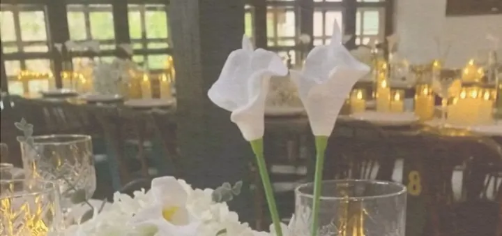 Mesa con loza y flores blancas